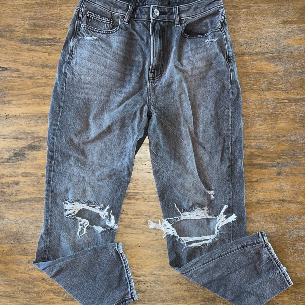 Like new! American Eagle High Rise Mom Jeans. Size 8.